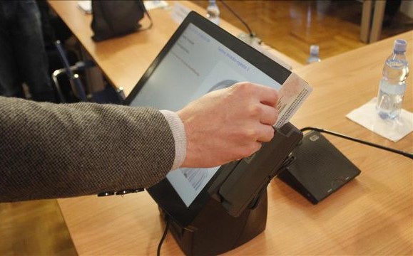 Pajisja e identifikimit elektronik ne qendrat e votimit: Vendoset ne njesine 8